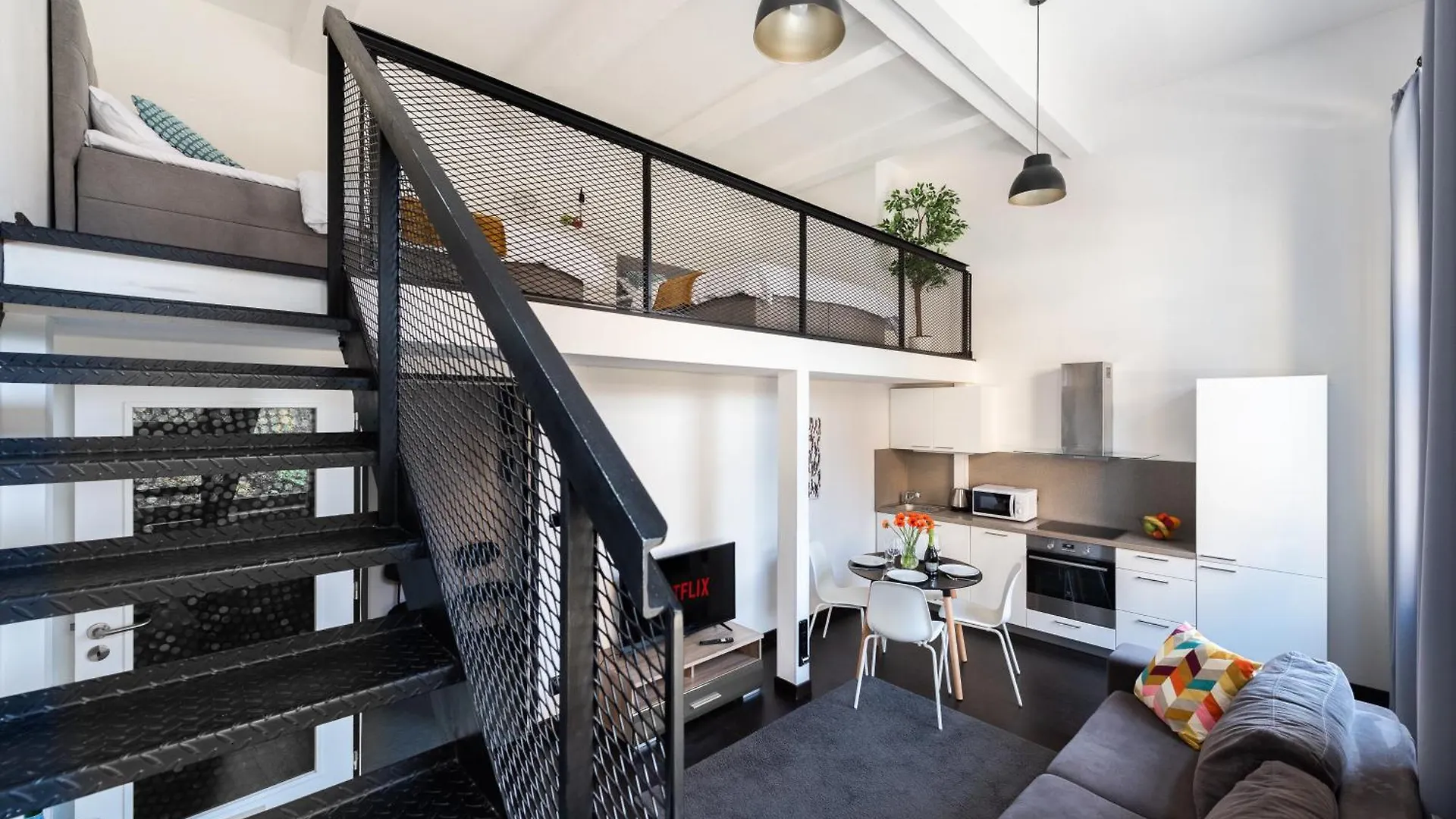 Loft Spacious Apartments In Praga