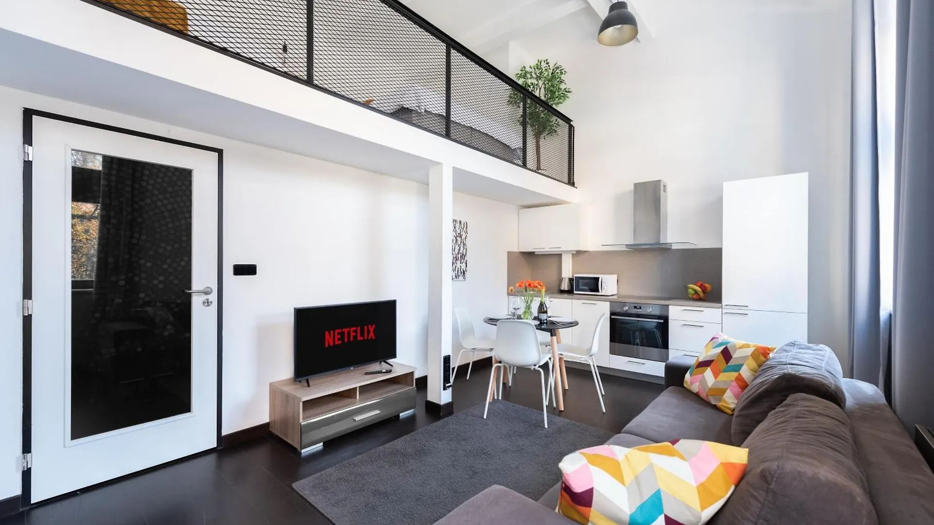 Loft Spacious Apartments In Praga