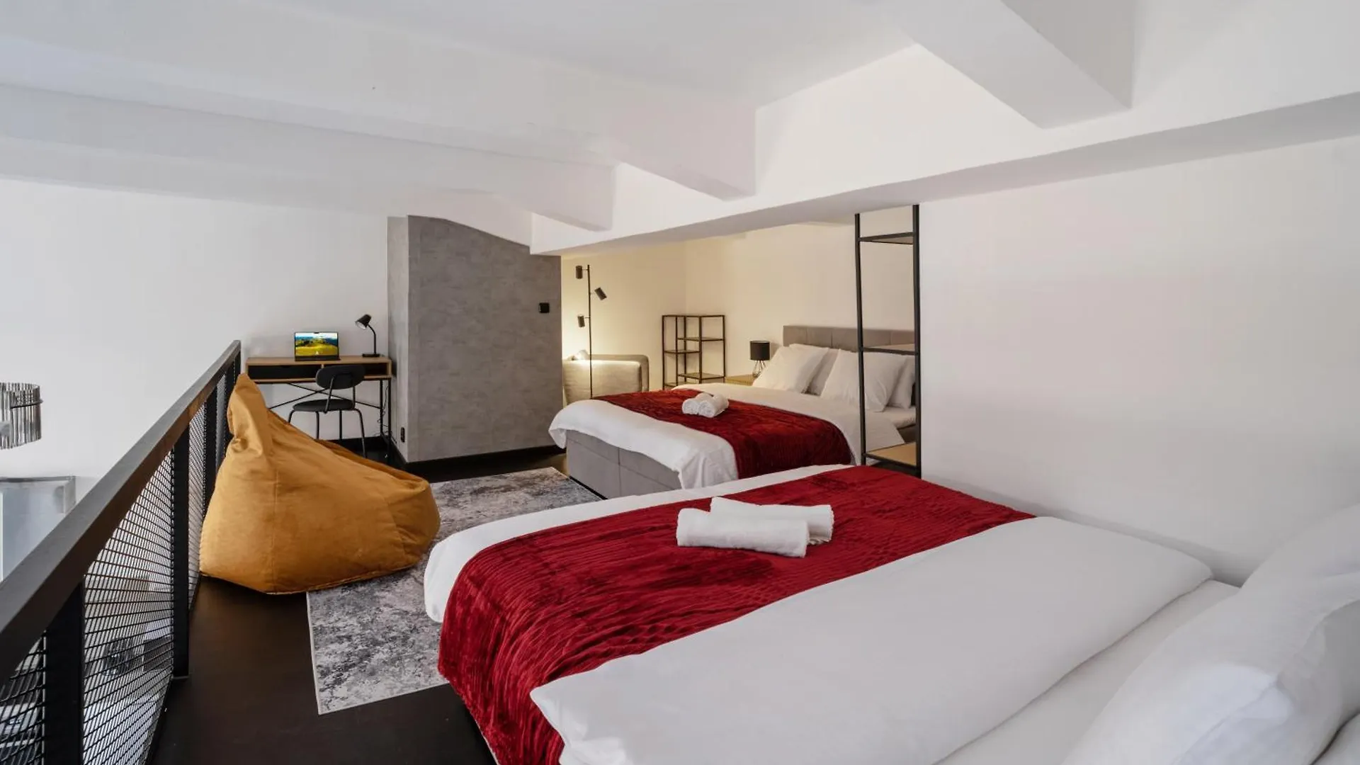 Loft Spacious Apartments In براغ